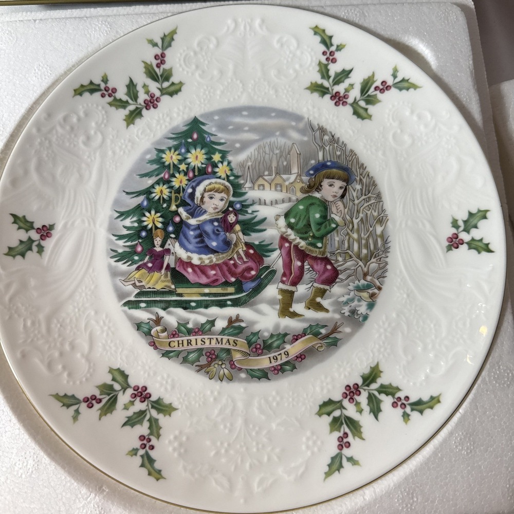 Royal Doulton Christmas 1979 Collector Plate Third Series Fine Bone China 8in